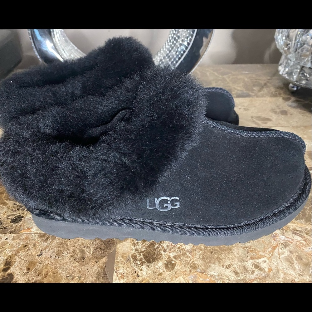 UGG MORAENE SLIDE SIZE 2